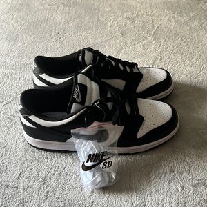 Nike Dunk Low Retro
White Black Panda (2021) Men
